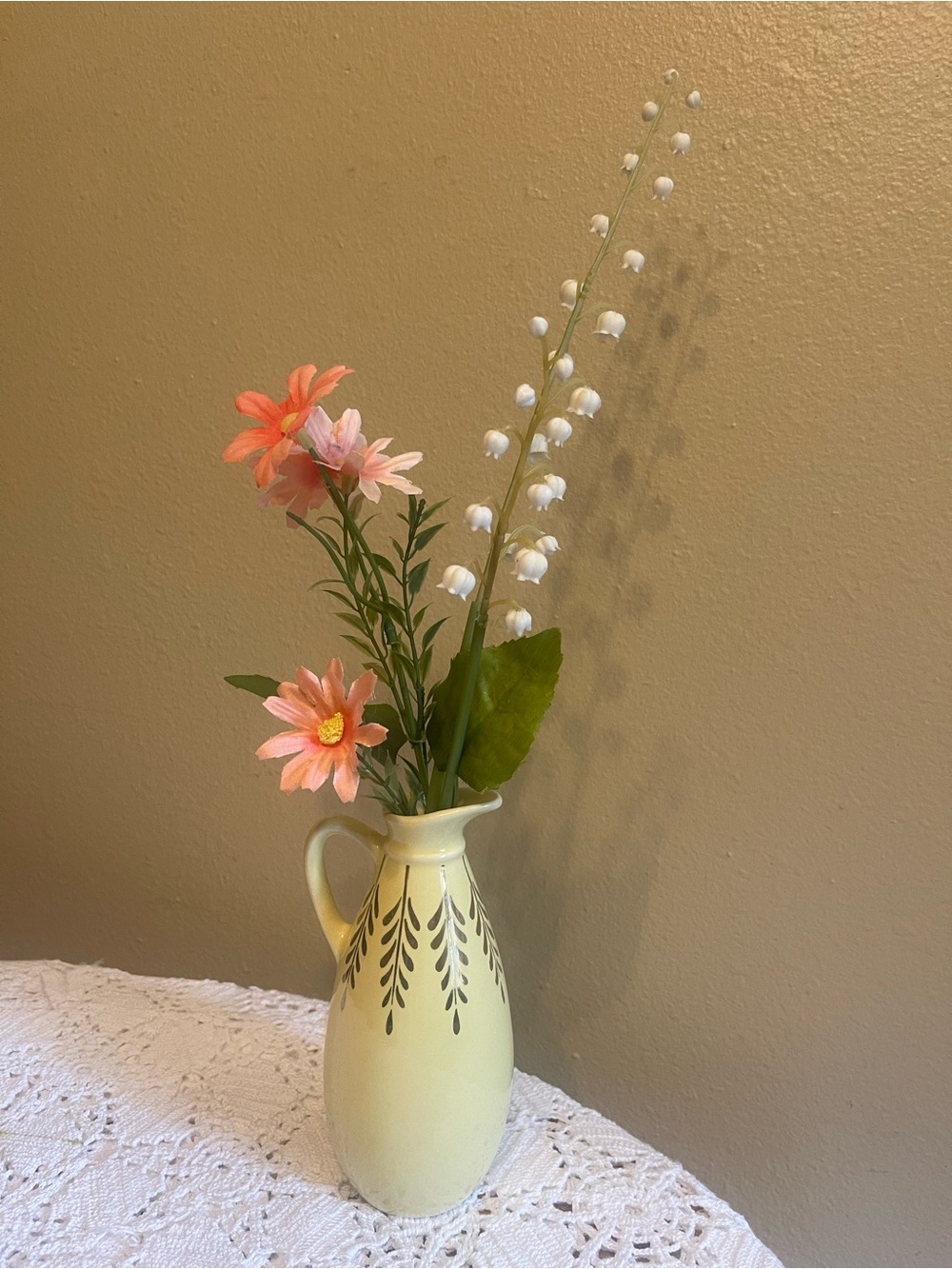 Vintage Elegant Cream Ceramic Vase with Leaf Motif - Home Accents with 24k paint